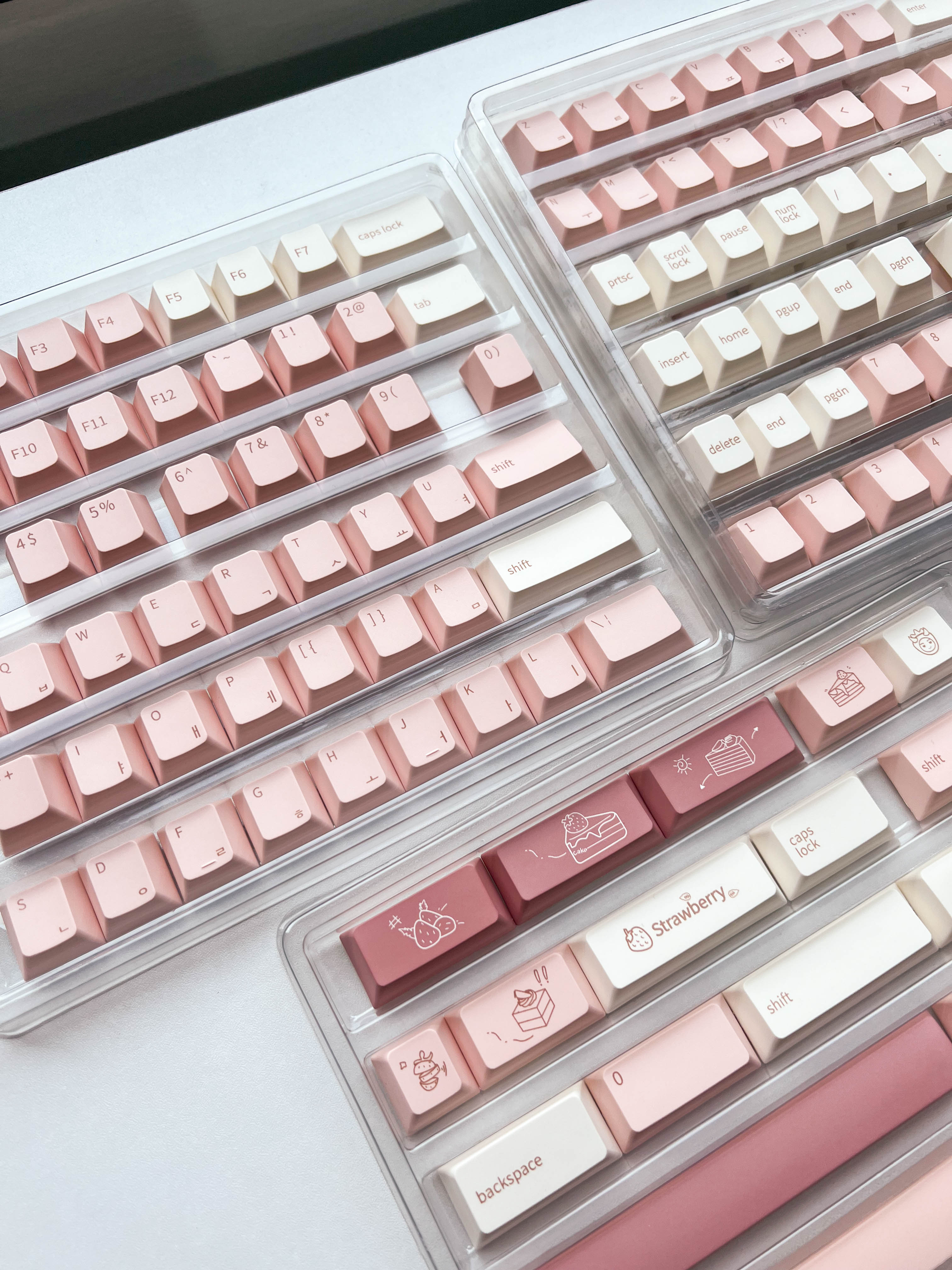 QTUO Strawberry Bunny Keycaps