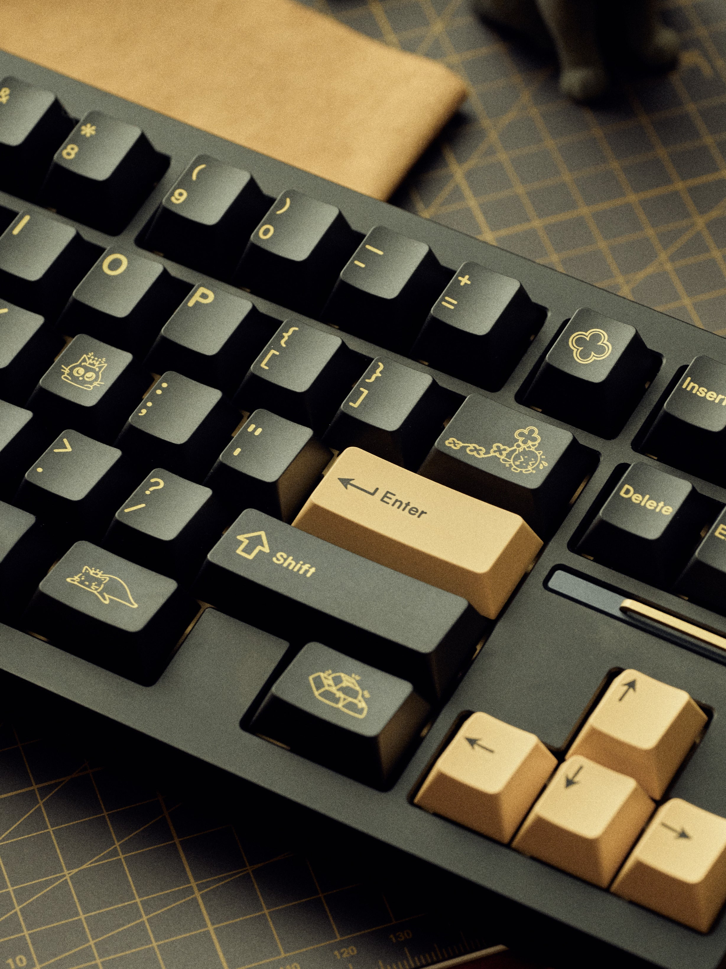 vancleef clover black and gold keycaps mechanical keyboard